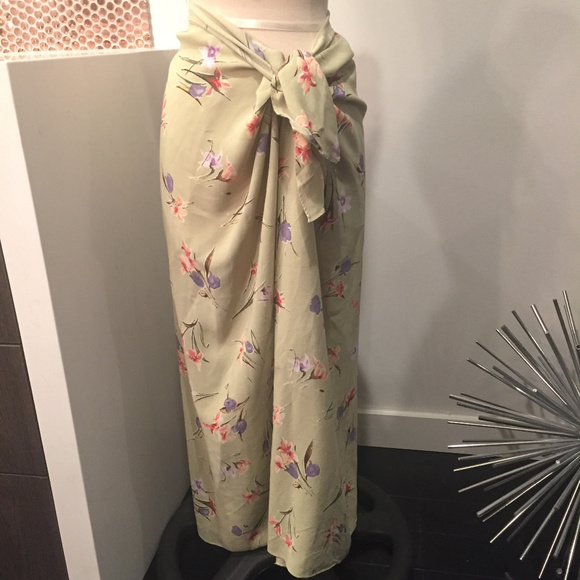 🌸 Elevate Your Wardrobe with the Todd Thompson Green Floral Faux Wrap Skirt! 🌸 - Picture 4 of 13